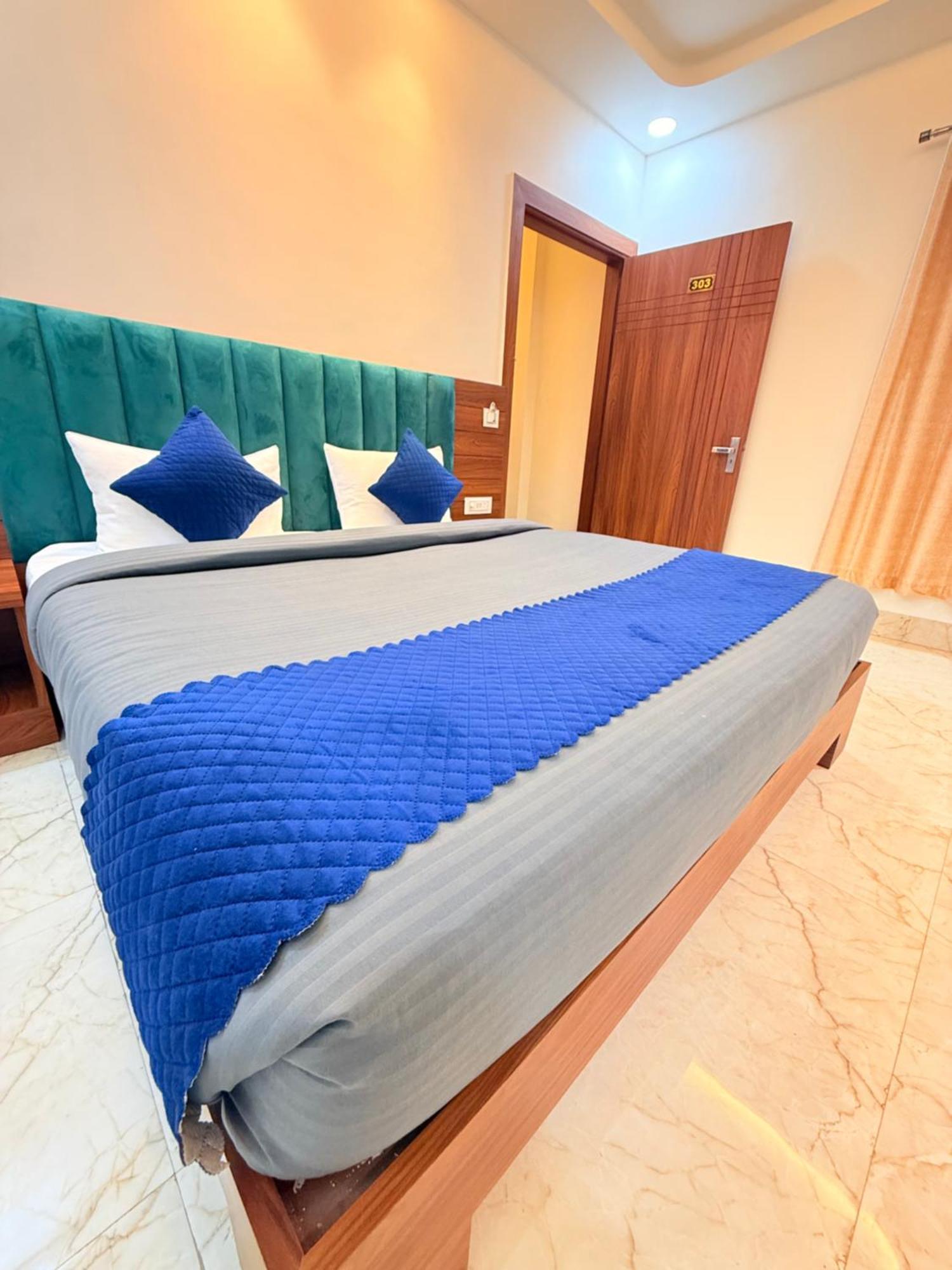 Hotel Tulip Light Mathura Bagian luar foto