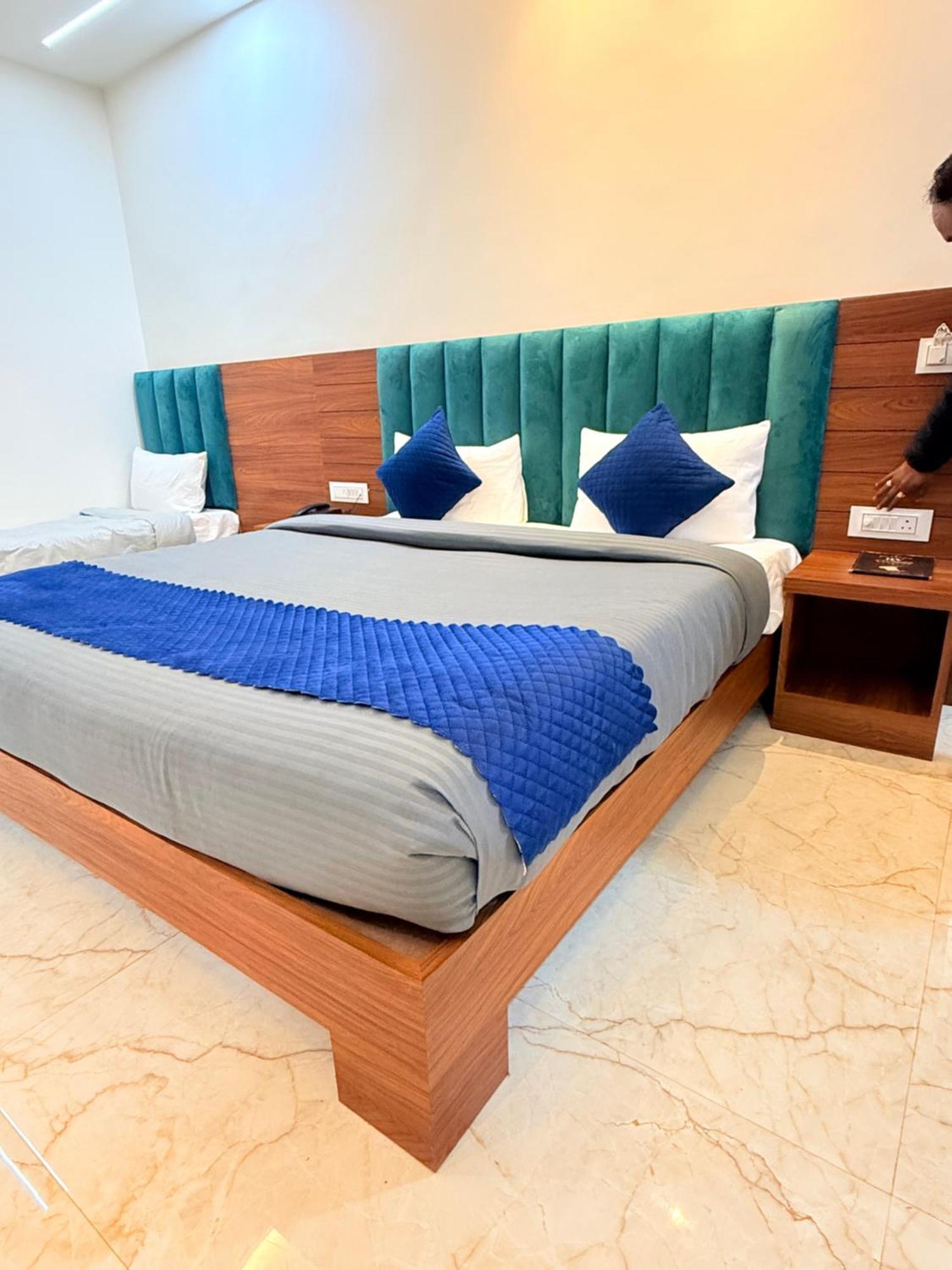Hotel Tulip Light Mathura Bagian luar foto