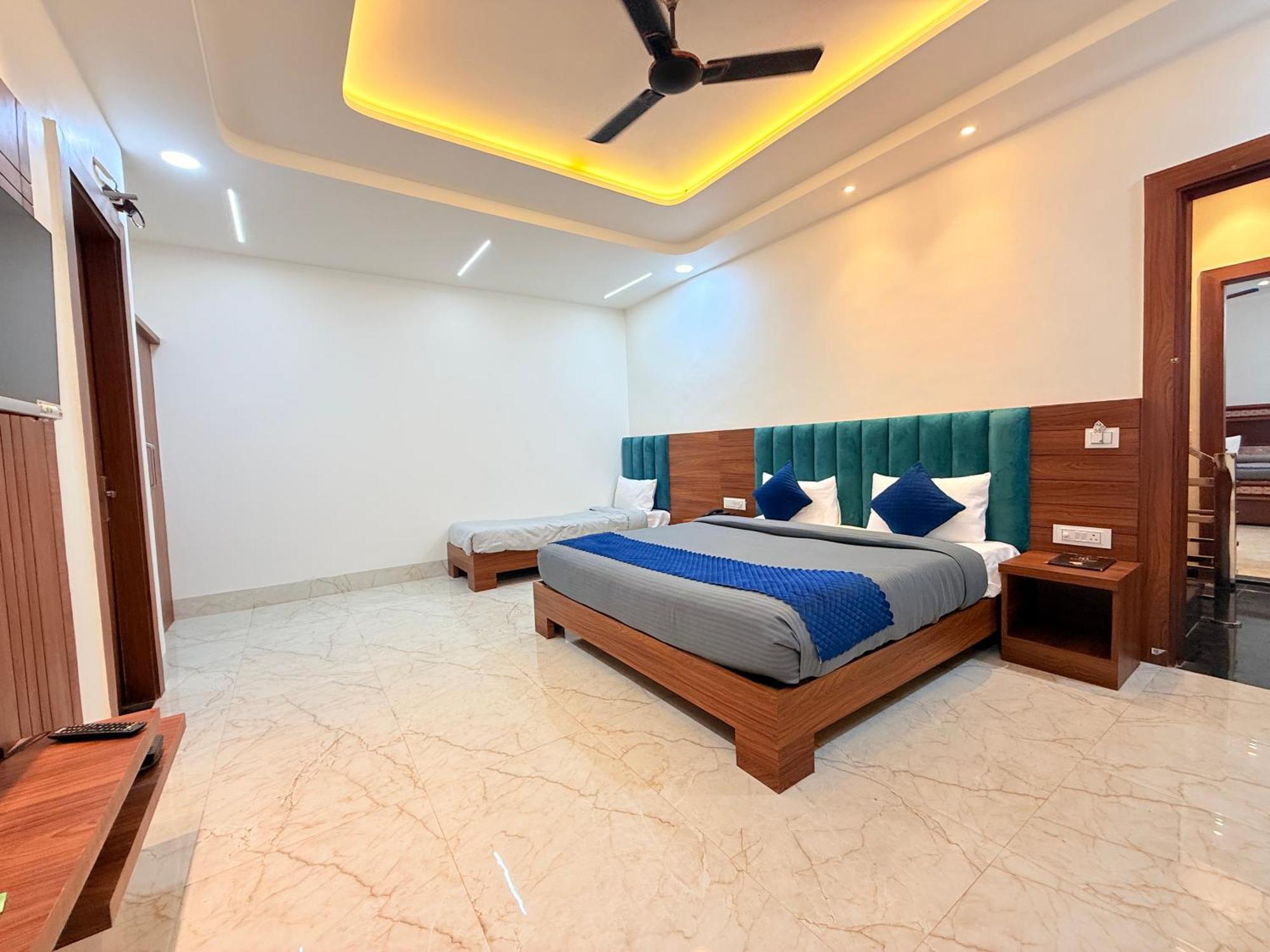 Hotel Tulip Light Mathura Bagian luar foto
